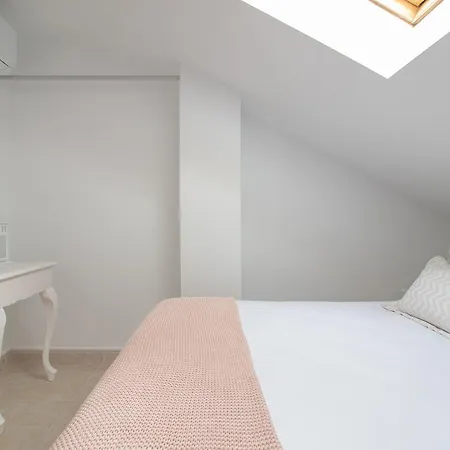 Cosy Central 3 Bedrooms Duplex Apartment *